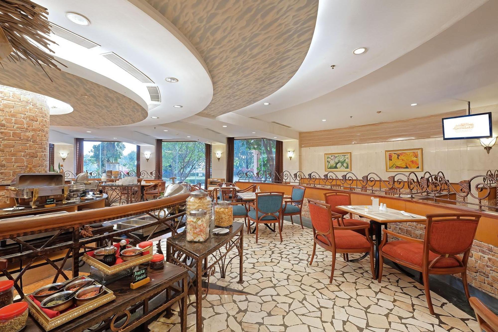 Sunlake Waterfront Resort & Convention Jacarta Exterior foto